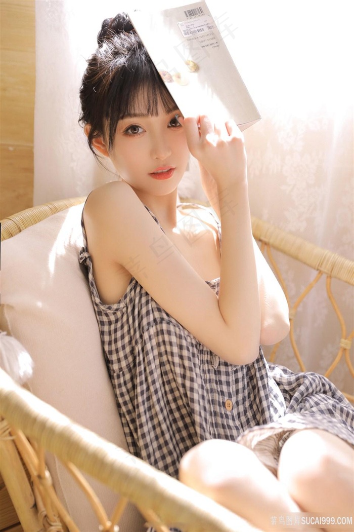 撩起老师已湿润的蕾丝内裤视频