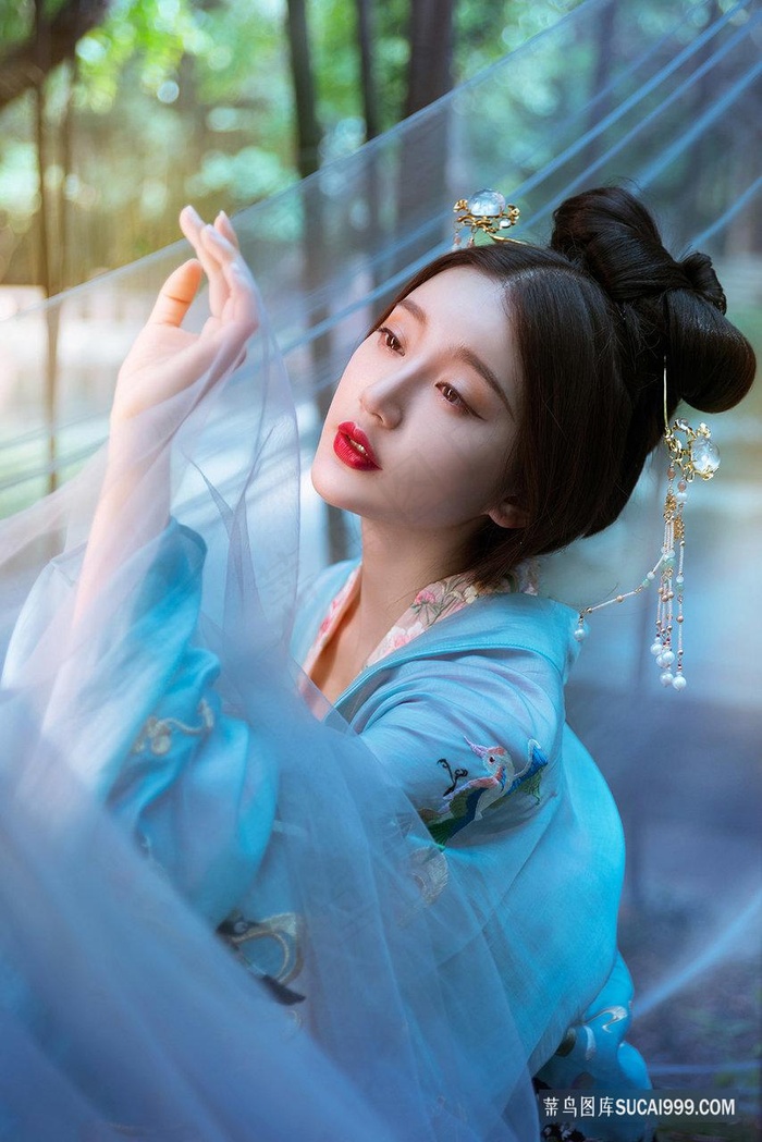 伦理漂亮女老板观看